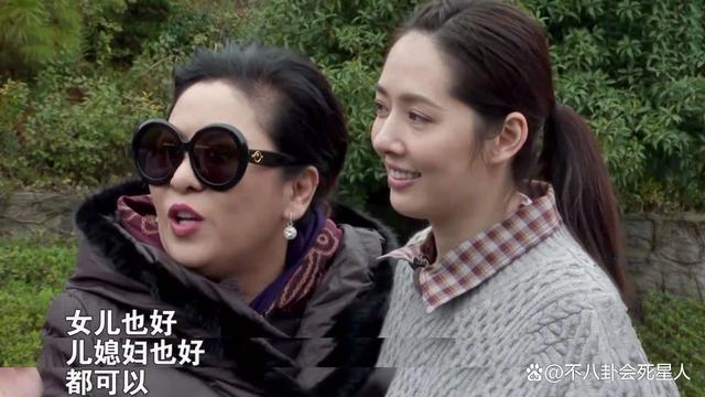 郭碧婷泳装暴露大象腿，全身心陪孩子玩，向太眼光太毒辣