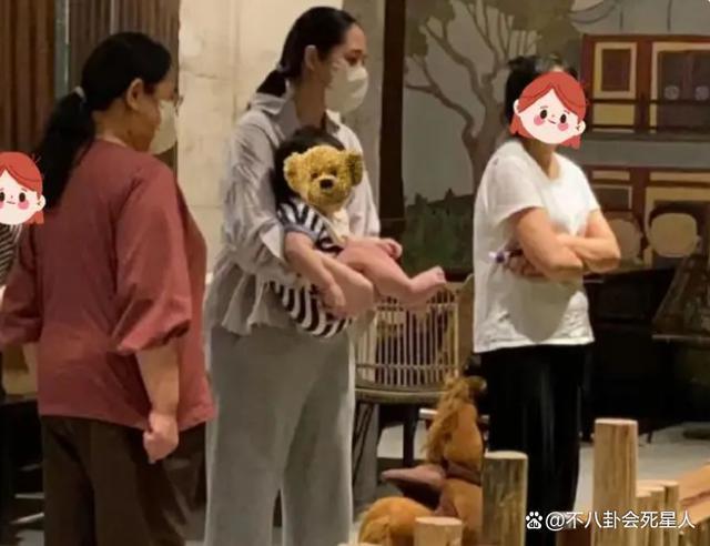郭碧婷泳装暴露大象腿，全身心陪孩子玩，向太眼光太毒辣
