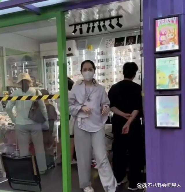 郭碧婷泳装暴露大象腿，全身心陪孩子玩，向太眼光太毒辣