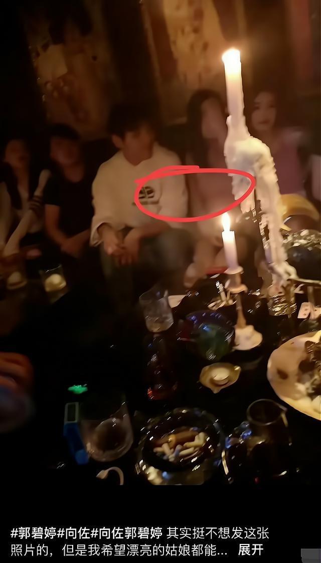 郭碧婷泳装暴露大象腿，全身心陪孩子玩，向太眼光太毒辣