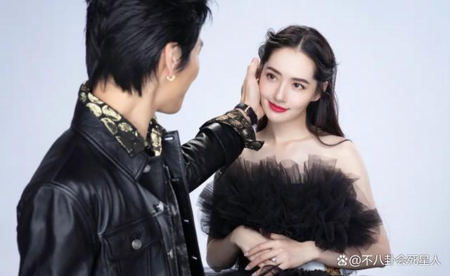 郭碧婷泳装暴露大象腿，全身心陪孩子玩，向太眼光太毒辣