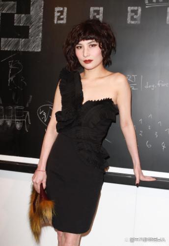 赌王最爱的叛逆女儿，一脱成名气坏四太，却做到挚爱情深