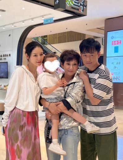 张馨月高调秀幸福，与丈夫和佘诗曼聚餐，女儿越长越美