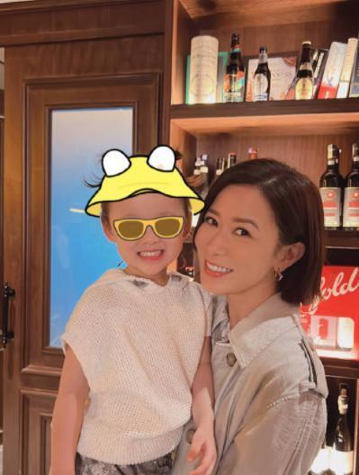 张馨月高调秀幸福，与丈夫和佘诗曼聚餐，女儿越长越美