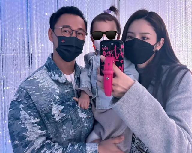 张馨月高调秀幸福，与丈夫和佘诗曼聚餐，女儿越长越美