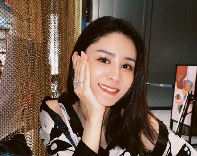 张馨月高调秀幸福，与丈夫和佘诗曼聚餐，女儿越长越美