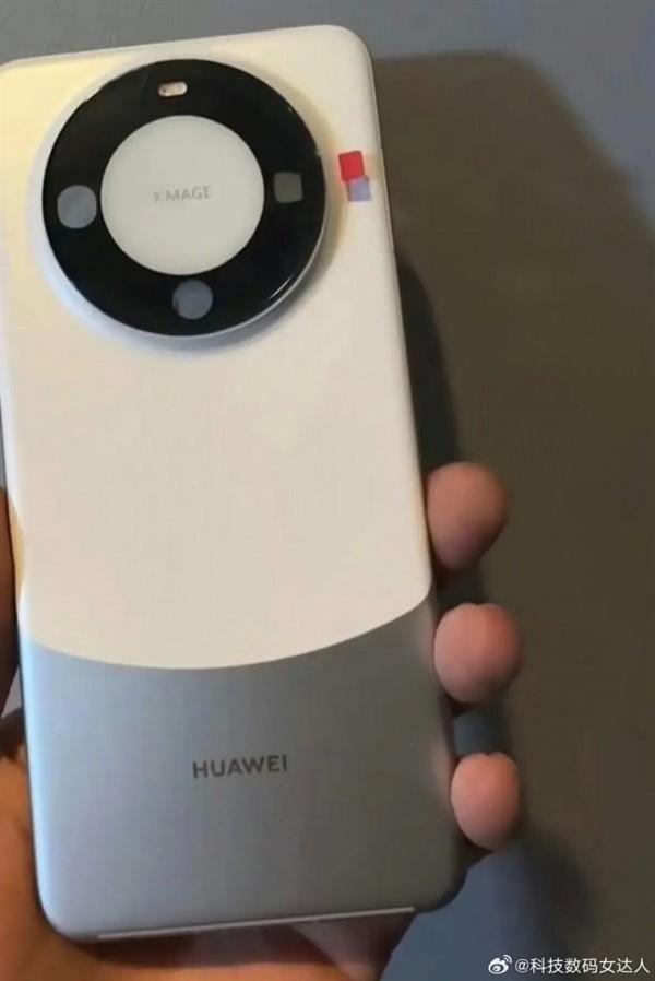 疑似华为Mate 60真机谍照曝光：药丸挖孔屏 双色拼接方案