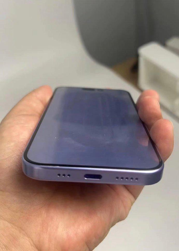 苹果 iPhone 15 Pro 手机铝板模型曝光，据称接近上手效果
