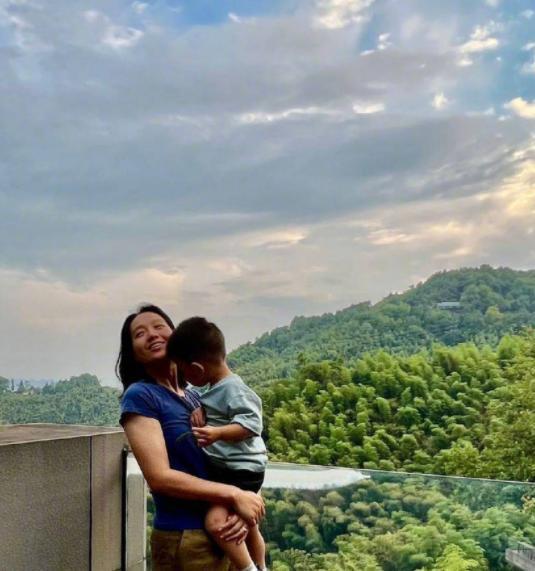 朱丹携家人出游，俩娃紧跟大人太可爱，周一围暖心陪伴