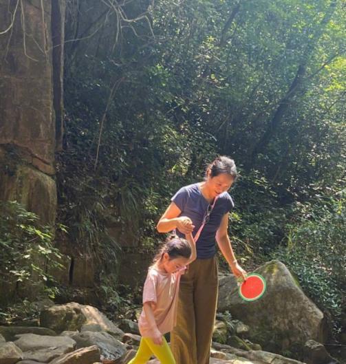 朱丹携家人出游，俩娃紧跟大人太可爱，周一围暖心陪伴