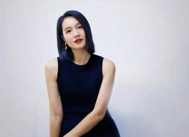 朱丹携家人出游，俩娃紧跟大人太可爱，周一围暖心陪伴