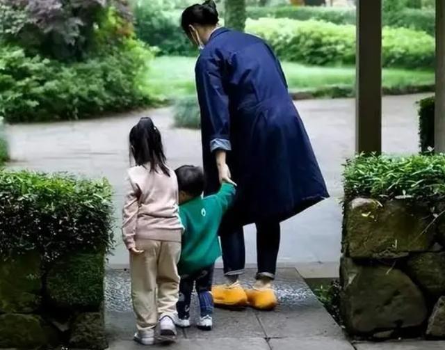 朱丹携家人出游，俩娃紧跟大人太可爱，周一围暖心陪伴