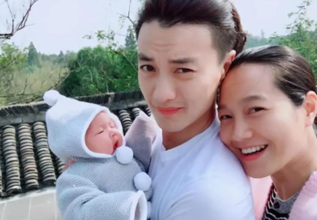 朱丹携家人出游，俩娃紧跟大人太可爱，周一围暖心陪伴