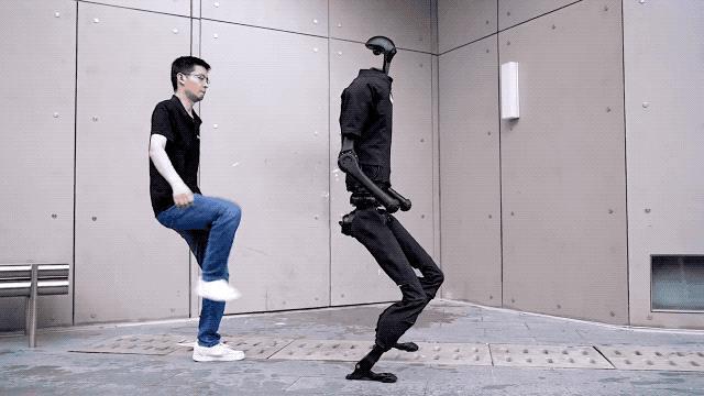 中国人形机器人火到国外！不惧偷袭还带闪