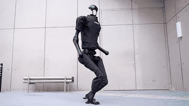 中国人形机器人火到国外！不惧偷袭还带闪