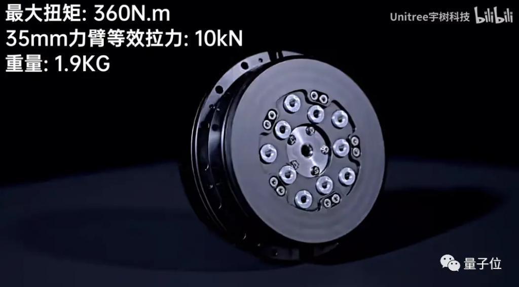 中国人形机器人火到国外！不惧偷袭还带闪