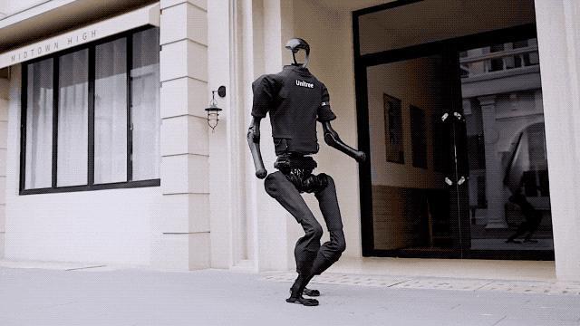 中国人形机器人火到国外！不惧偷袭还带闪