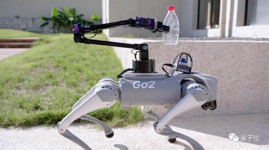 中国人形机器人火到国外！不惧偷袭还带闪