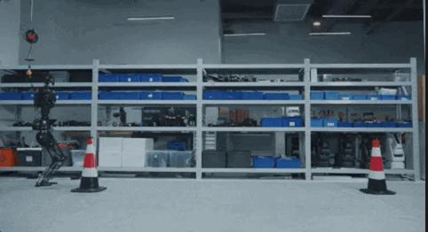 中国人形机器人火到国外！不惧偷袭还带闪