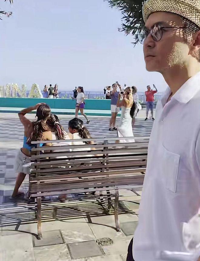 袁咏仪夫妇坐游艇出海！张智霖满头白发变化大