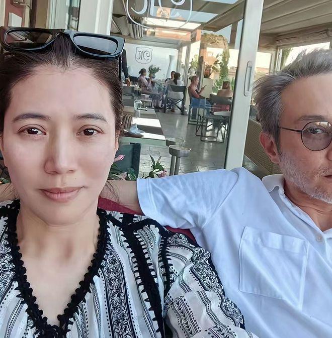 袁咏仪夫妇坐游艇出海！张智霖满头白发变化大