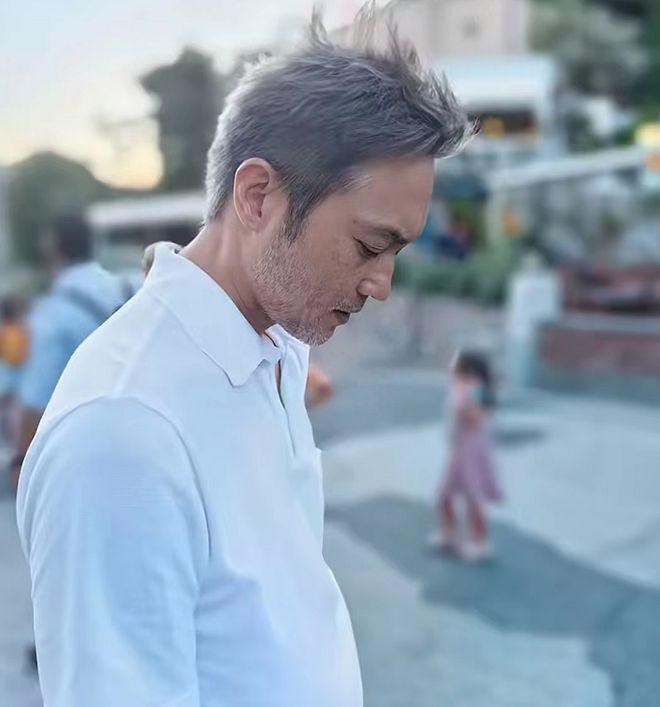 袁咏仪夫妇坐游艇出海！张智霖满头白发变化大