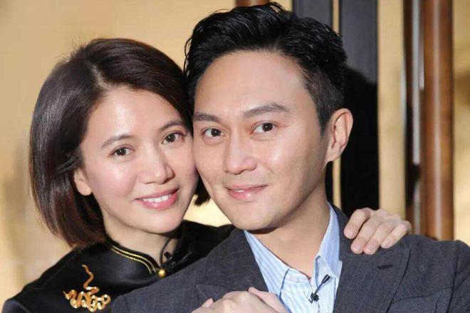 袁咏仪夫妇坐游艇出海！张智霖满头白发变化大
