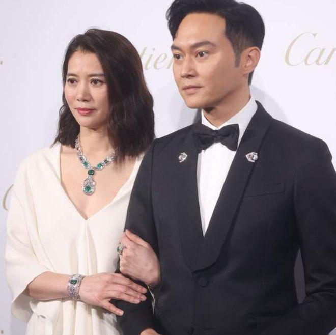 袁咏仪夫妇坐游艇出海！张智霖满头白发变化大