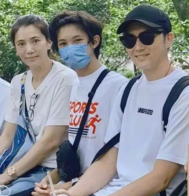 袁咏仪夫妇坐游艇出海！张智霖满头白发变化大