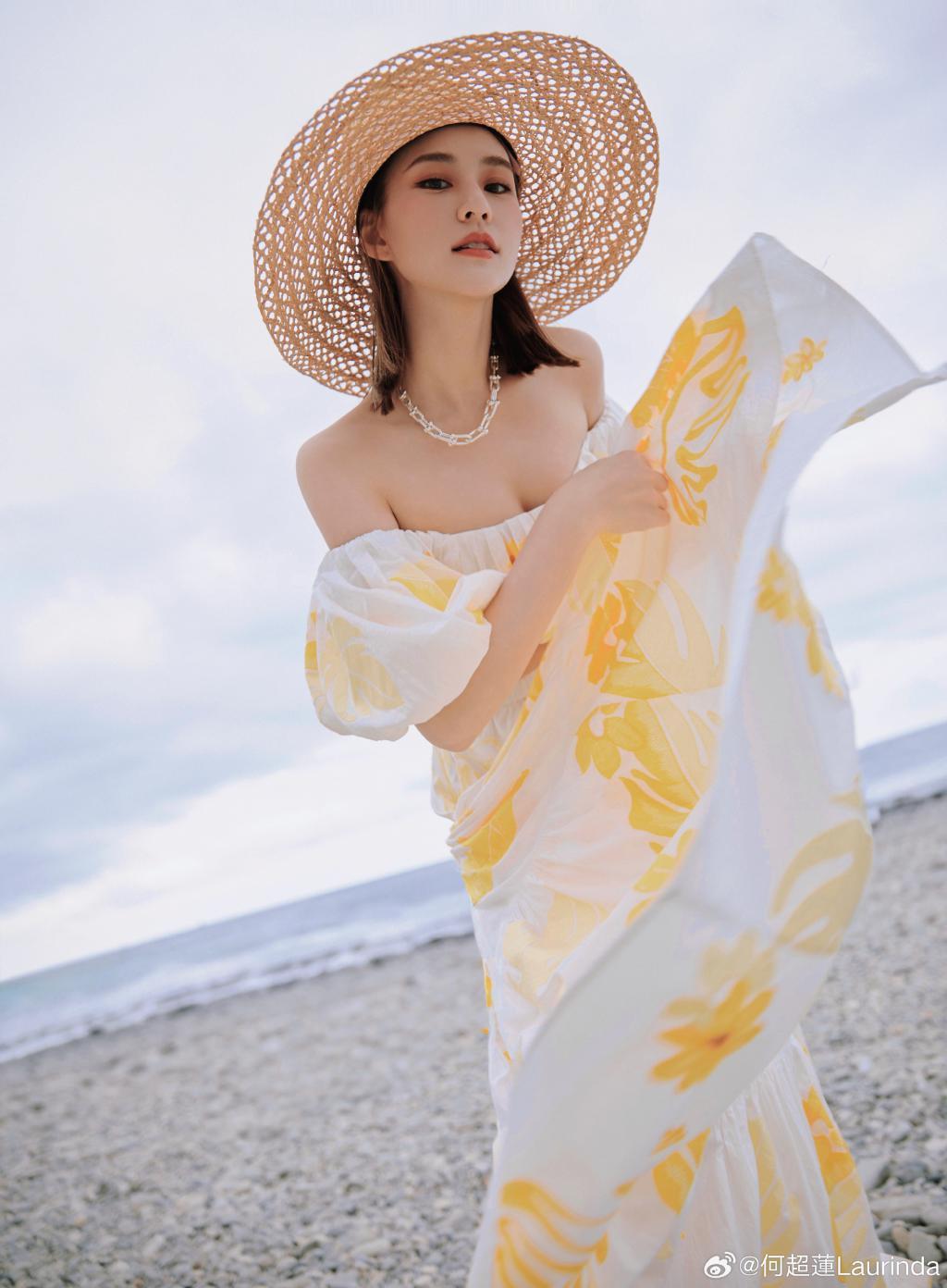 何超莲晒海边度假照 戴草帽穿花裙笑容甜