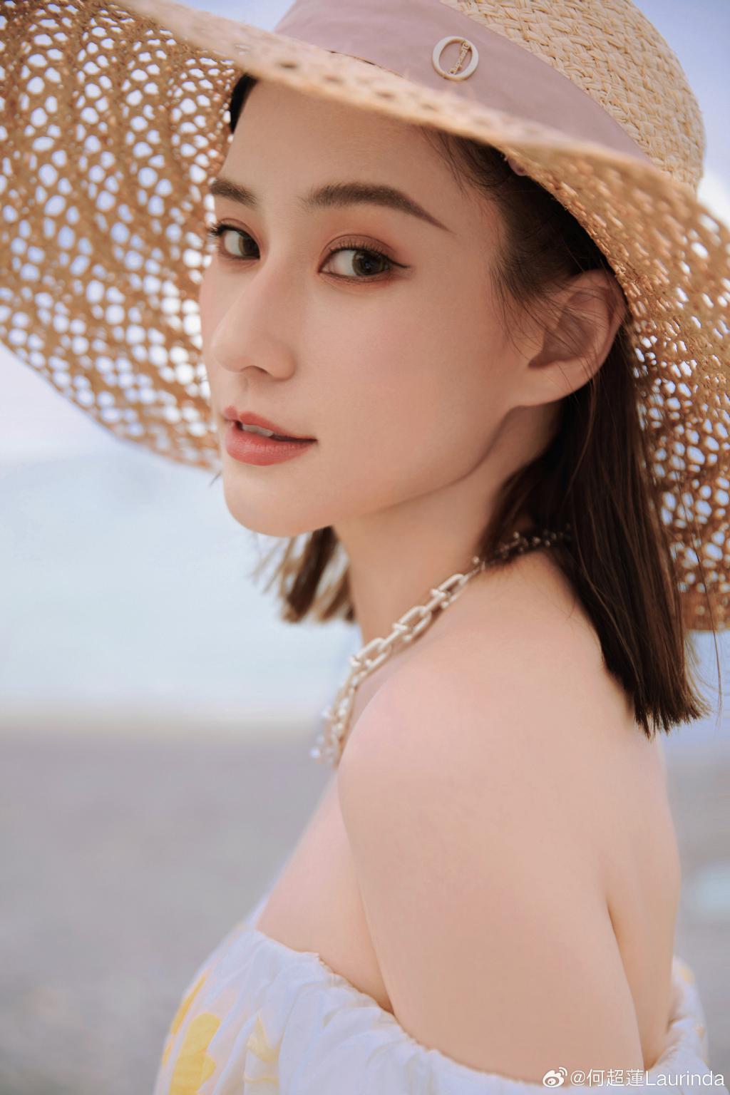 何超莲晒海边度假照 戴草帽穿花裙笑容甜