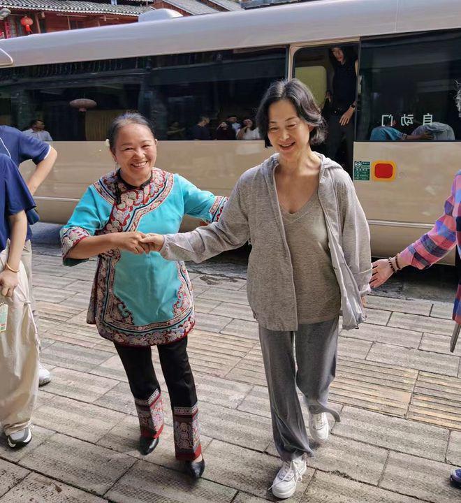 何超琼朴素现身贵州农村！主动拥抱村民，曾给当地捐200万