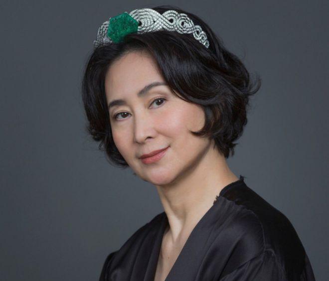 何超琼朴素现身贵州农村！主动拥抱村民，曾给当地捐200万