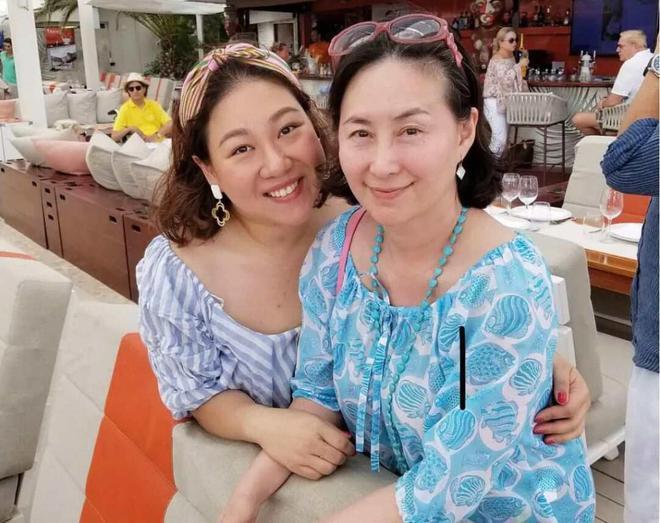 何超琼朴素现身贵州农村！主动拥抱村民，曾给当地捐200万
