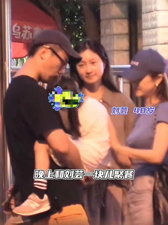 朱亚文一家四口聚会！对女儿又亲又抱，老婆露白发满脸憔悴