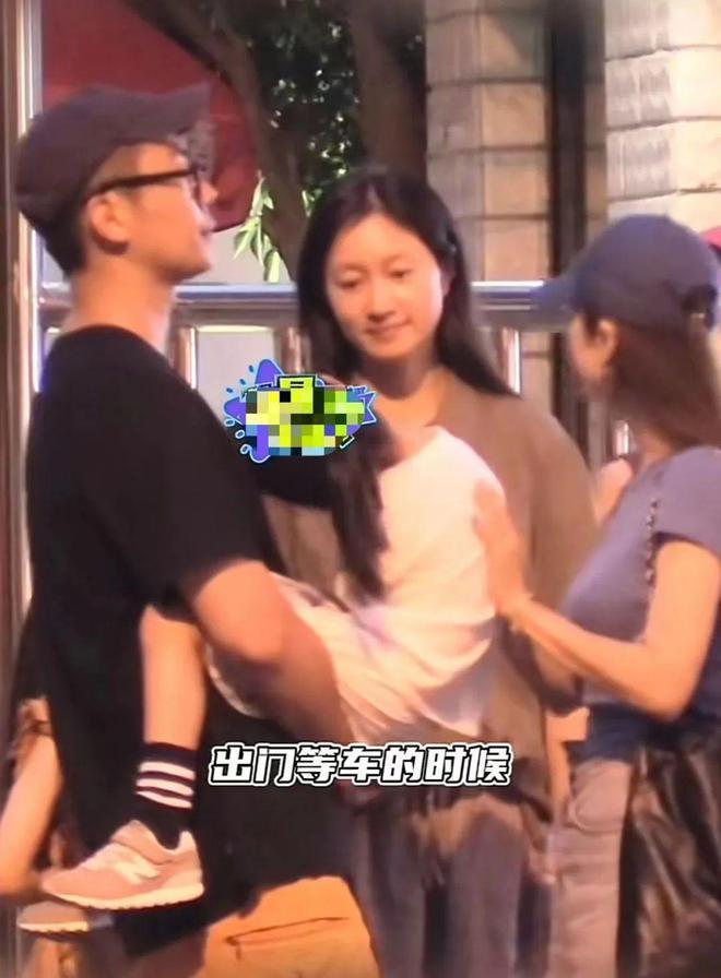 朱亚文一家四口聚会！对女儿又亲又抱，老婆露白发满脸憔悴