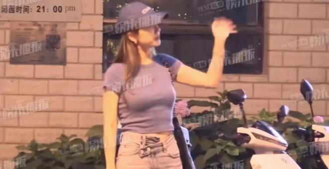 朱亚文一家四口聚会！对女儿又亲又抱，老婆露白发满脸憔悴