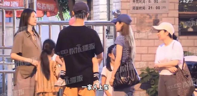 朱亚文一家四口聚会！对女儿又亲又抱，老婆露白发满脸憔悴