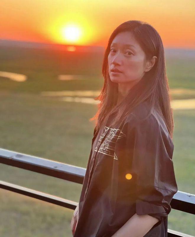 朱亚文一家四口聚会！对女儿又亲又抱，老婆露白发满脸憔悴