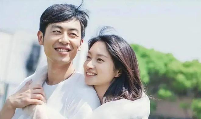 朱亚文一家四口聚会！对女儿又亲又抱，老婆露白发满脸憔悴