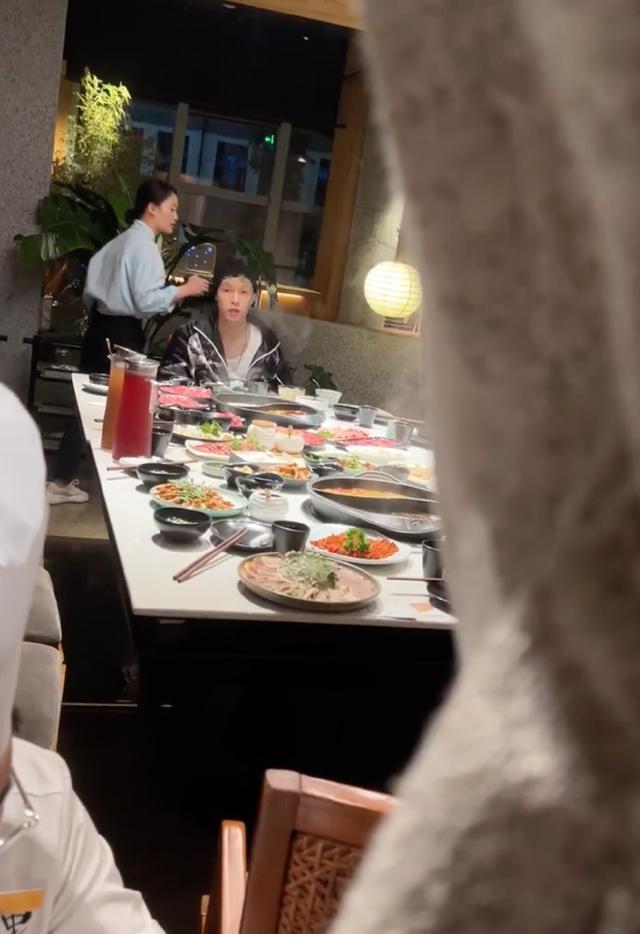 网友成都偶遇张艺兴 吃火锅后抓娃娃休闲自在