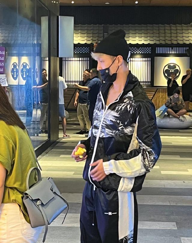 网友成都偶遇张艺兴 吃火锅后抓娃娃休闲自在