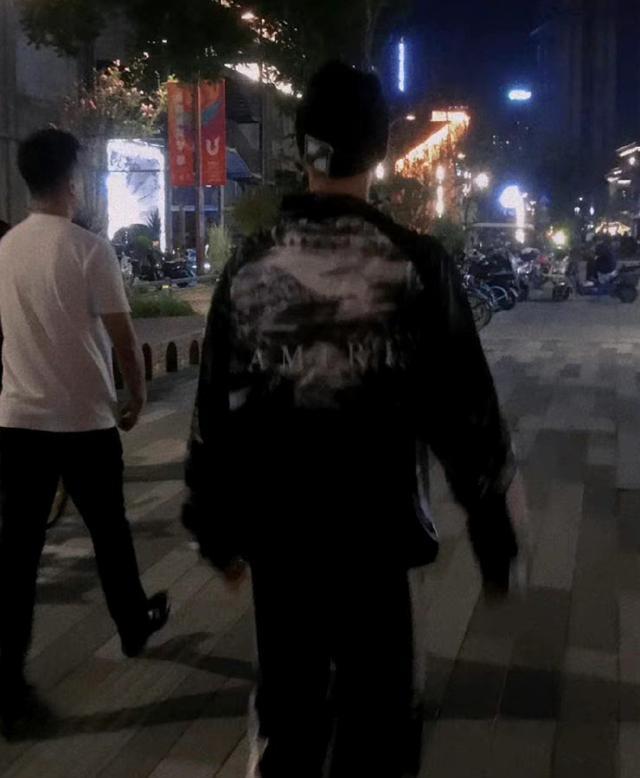 网友成都偶遇张艺兴 吃火锅后抓娃娃休闲自在