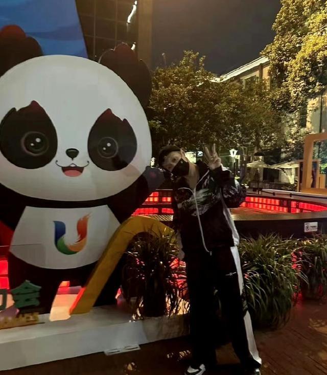 网友成都偶遇张艺兴 吃火锅后抓娃娃休闲自在