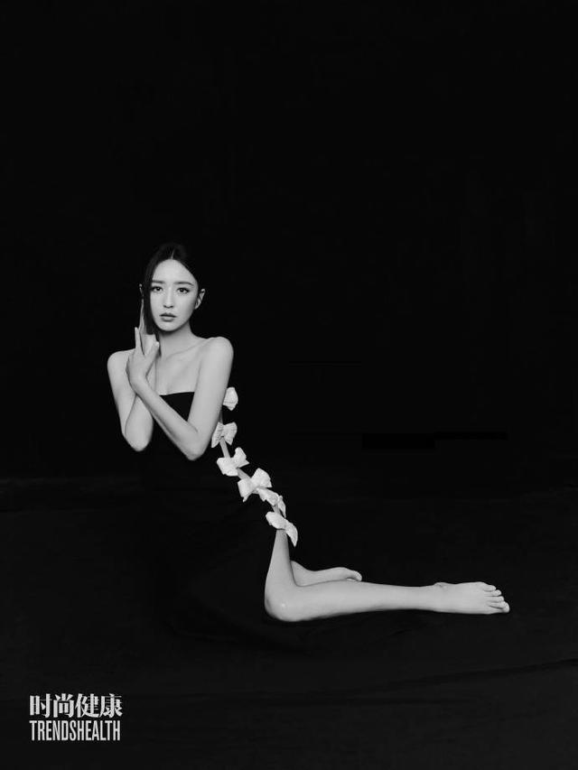 佟丽娅意境感大片气场十足 高开叉长裙显完美身材