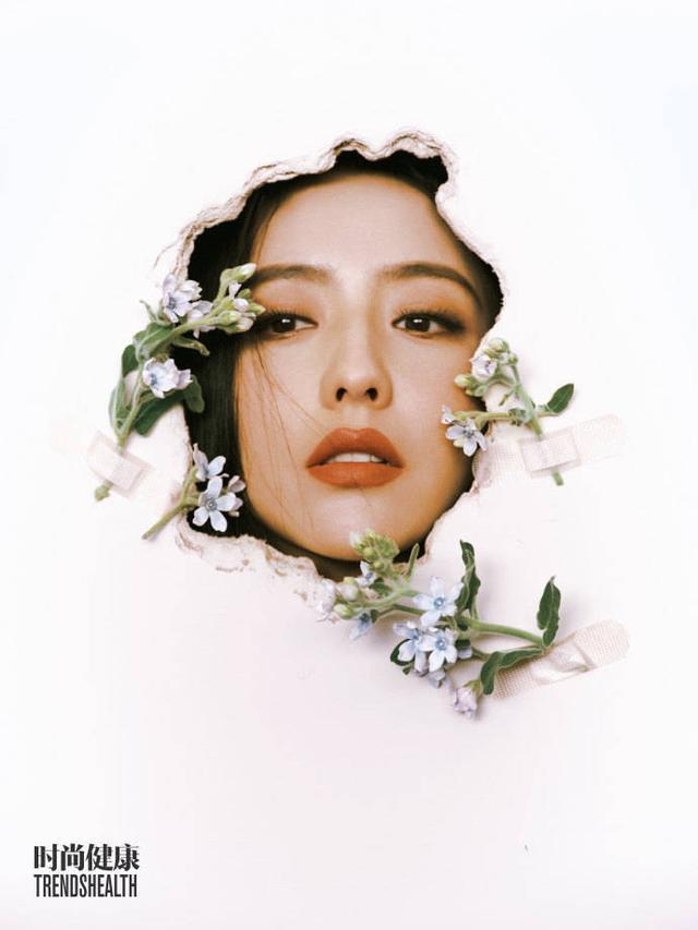 佟丽娅意境感大片气场十足 高开叉长裙显完美身材