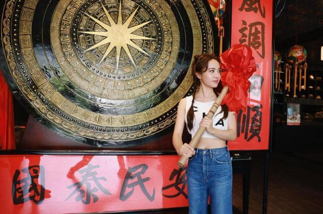 蔡依林分享南宁美食vlog 穿壮族服饰扎双麻花辫甜美可爱