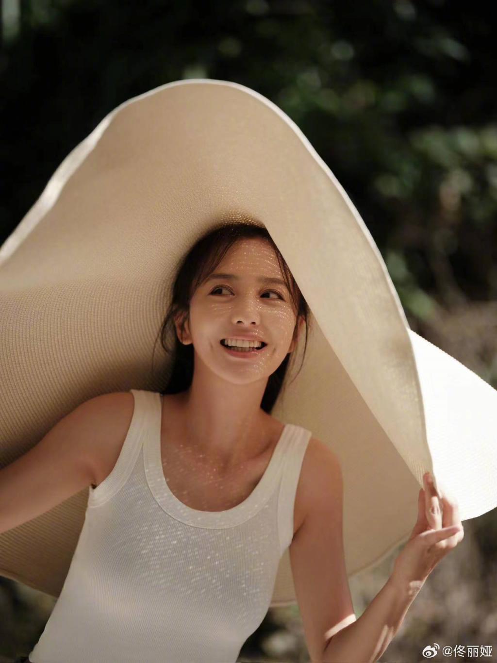 佟丽娅戴超大草帽娇俏可人 灿笑似少女