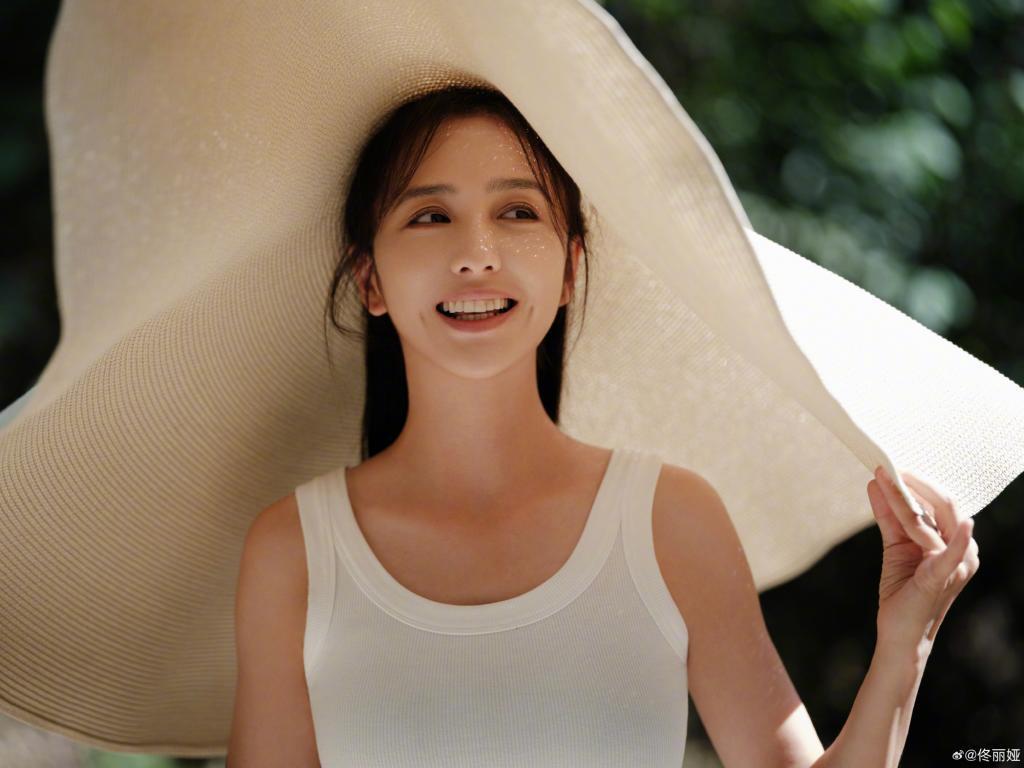佟丽娅戴超大草帽娇俏可人 灿笑似少女