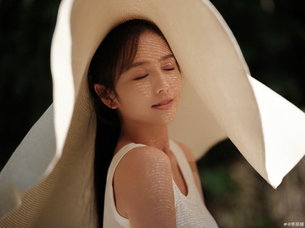 佟丽娅戴超大草帽娇俏可人 灿笑似少女